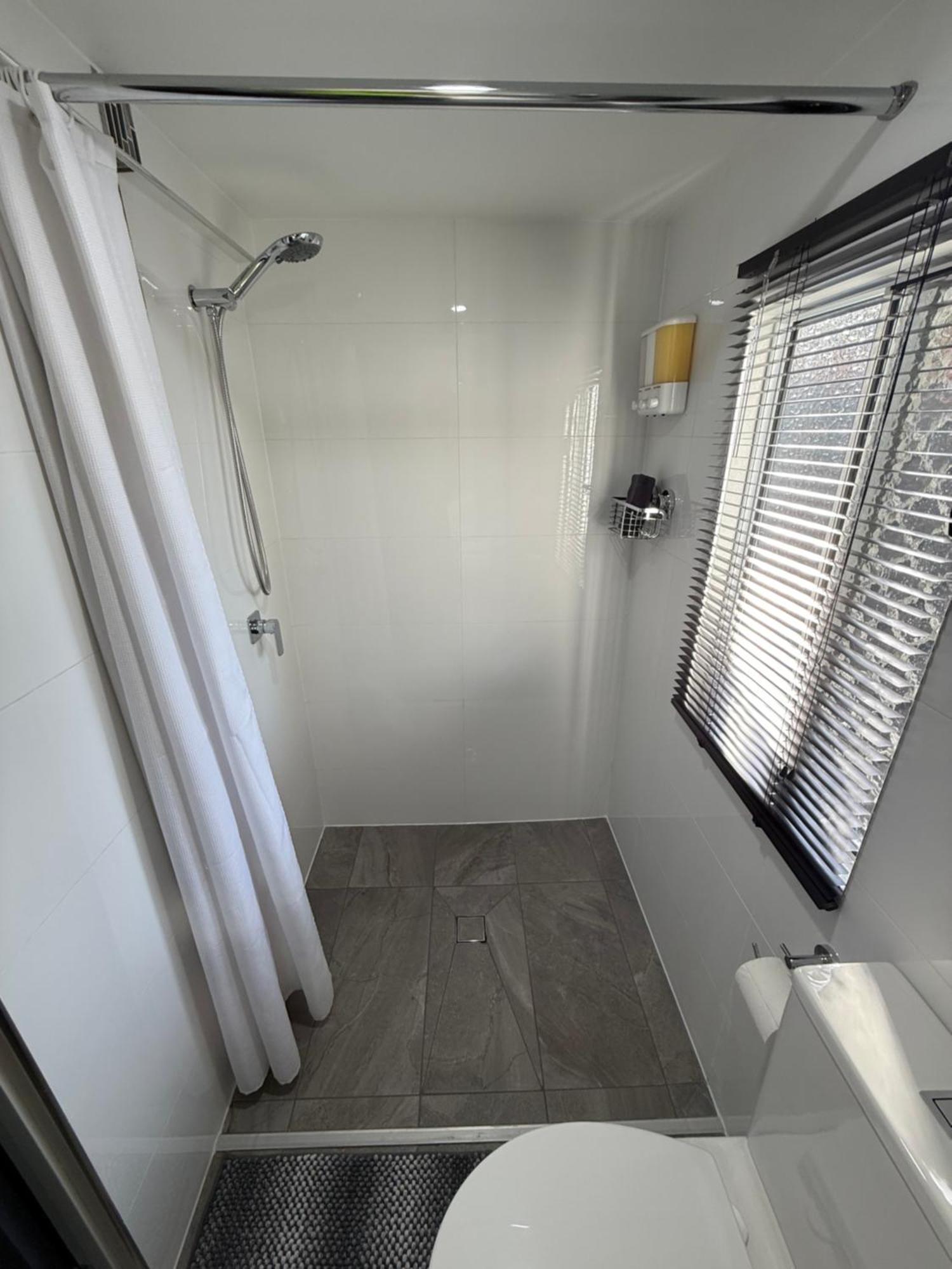 Bee House Hotel Dinmore Bagian luar foto