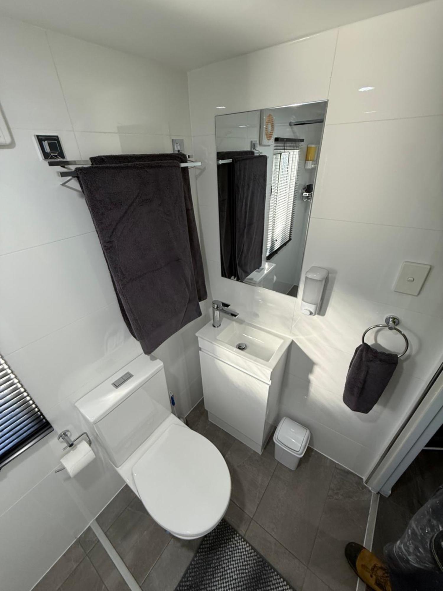 Bee House Hotel Dinmore Bagian luar foto